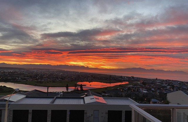 Muizenberg Escape; Serene Ocean Views from The Mountainside