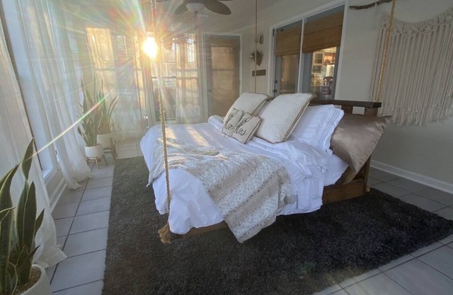 Muletown’s Modern Comfy Cottage w/inground pool, hot tub, pool table & fire pit