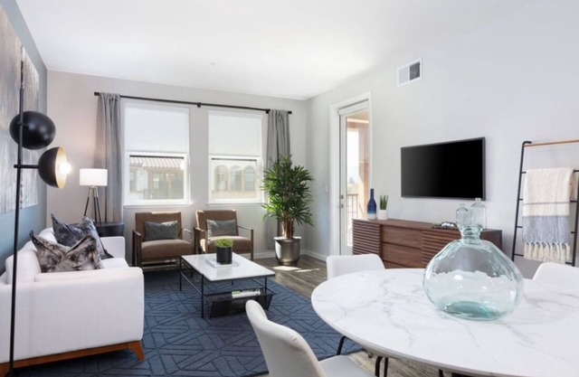Murphy Station 2BR Condo w Pool and Gym