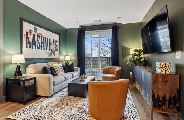 Music City Muse Downtown, 5 Mins to Lower Broadway, Rooftop & Gym!