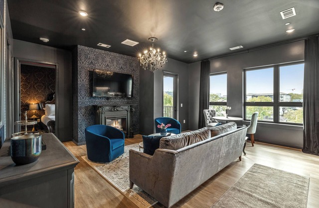 Music Row, Close to Broadway at The Smokeshow in Downtown Nashville- Pool, Gym, Patio!