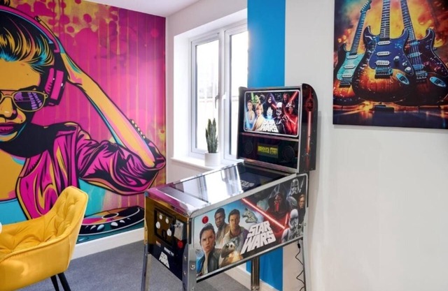 MusicVibes Apartment CITY CENTRE,PRIVATE PARKING,NETFLIX,WIFI PINBALL MACHINE