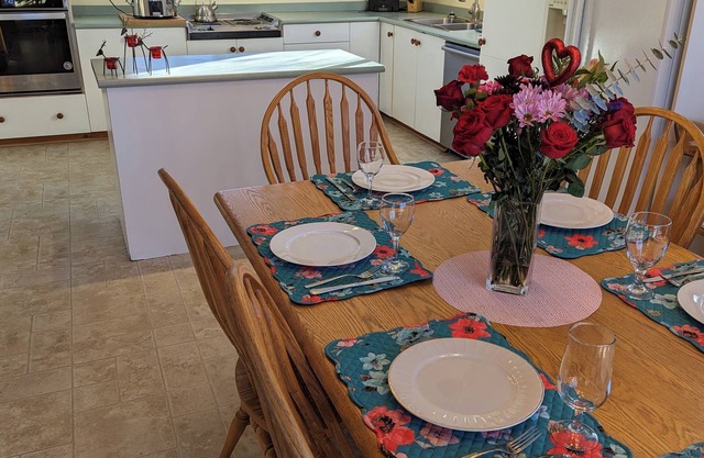 Muskoka 4 season Chalet: Beach Vball, Hot tub, Gourmet Cooking, more!