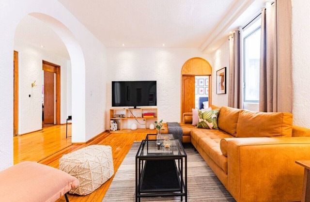 Mustard & Pink City Pad, Walk to Medellin Market