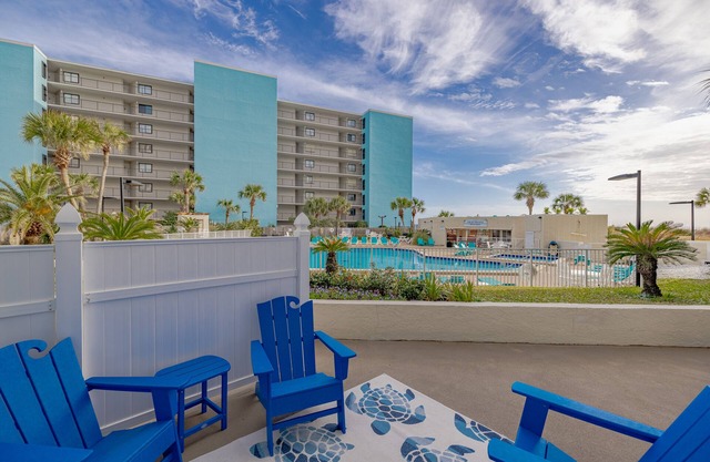 MY HAPPY PLACE TOO! BEACHFRONT! PATIO! FREE BEACH CHAIRS MARCH 1-OCTOBER 31