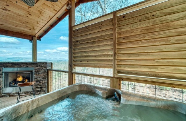 My Mystic Mountain - New Cabin! Hot Tub, 3 fireplaces, Wifi, mins to Hiwassee