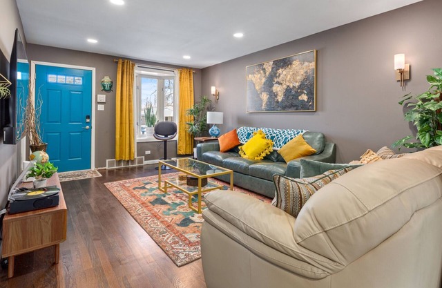 My Prima Karina BEAUTIFUL 4bd 2ba in quiet Chicago Suburb