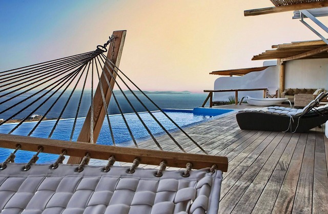 My Rental Homes - Queen Villa with pool area furnished with sunbeds and sea view