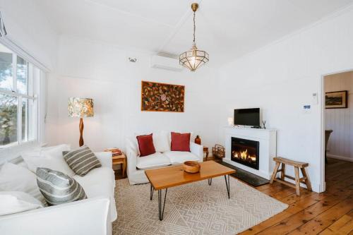 Mygoura Cottage - Charming Country Living in Town