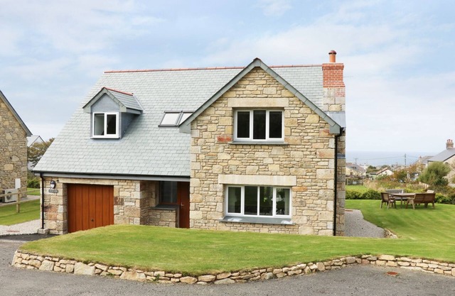 MYLES VIEW, pet friendly, country holiday cottage in Pendeen