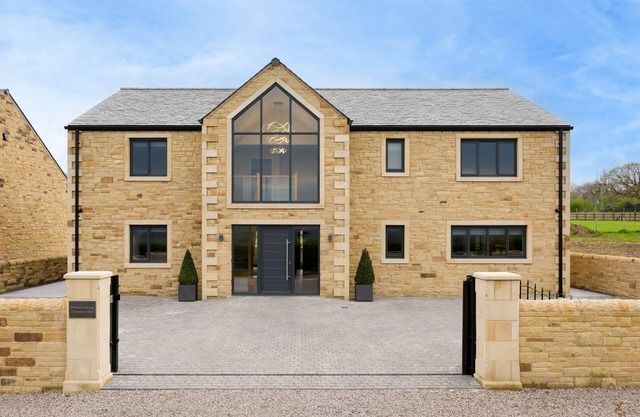 MYLSTONE HOUSE, family friendly, with hot tub in Langho, Lancashire