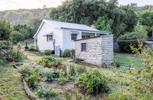 Myrtle Creek Cottage - Charming Country Cottage