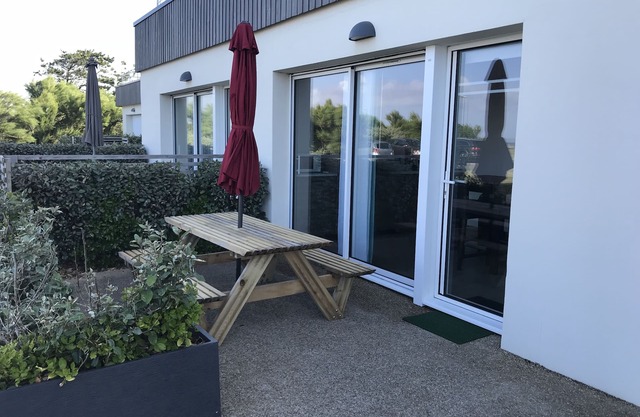 n ° 7 located on the seafront, SOUTH direct access to the beach