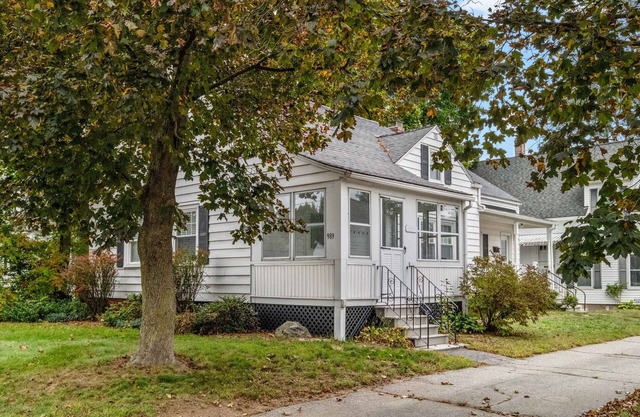 N End Single Fam. 4 Bed/2Ba w/office & Private W/D