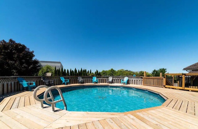 n5 Bedroom Private Villa! Heated Pool, HotTub, Fire Pit, Games Room!