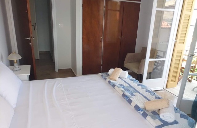 NAFPAKTOS APARTMENT AND STUDIO IN PORT FOR 9 GUESTS