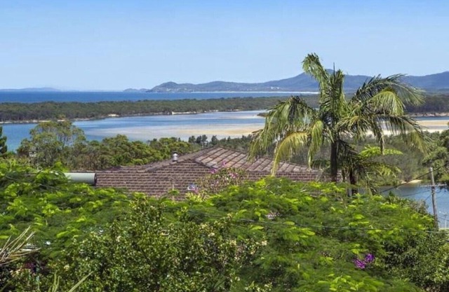 Nambucca Beach House - Home with great sea views, full kitchen & strong Wi-Fi