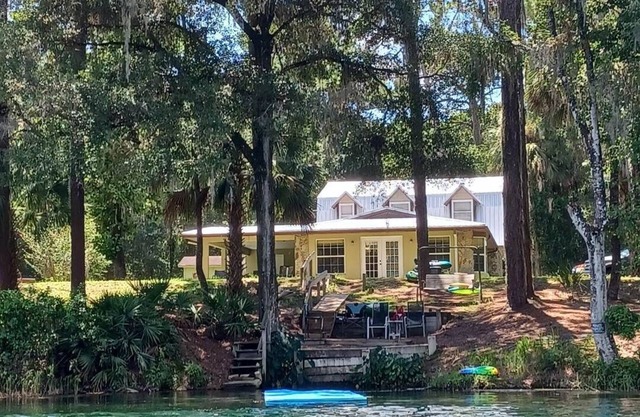 Nanas Rainbow riverhouse with waterfront close to headsprings