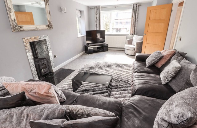 NANT HOUSE, pet friendly, with hot tub in Gwersyllt