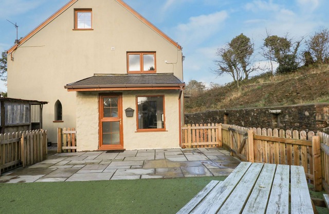 NANT MOEL ISAF FARM, pet friendly, with hot tub in Pontardawe
