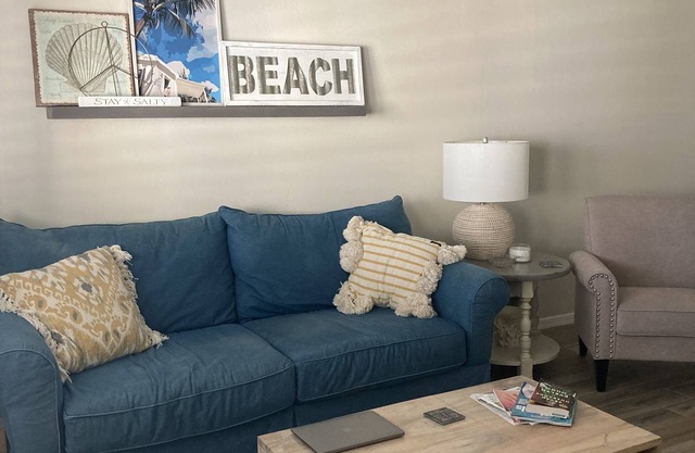 Naples condo in quiet neighborhood