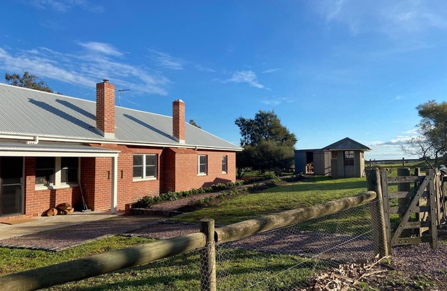 Naringal Station - Shearer's Quarters Farmstay - Huge Farmhouse for 18 people!