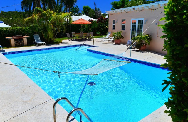 Natalia Studio & Pool - Completely Renovated + Electric Car Charger!