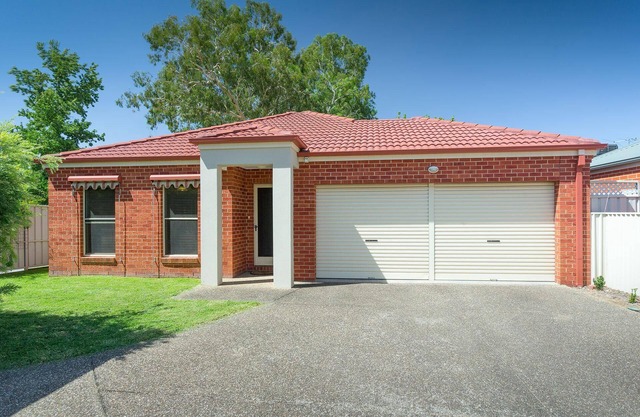 Nathan Avenue Villa- comfortable, affordable townhouse with double garage - Three bedroom stylish townhouse with two queens, two singles and a trundle