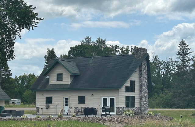National Forest, Fishing, Trail riding, Hunting, Bars/Eatery and Pet-Friendly