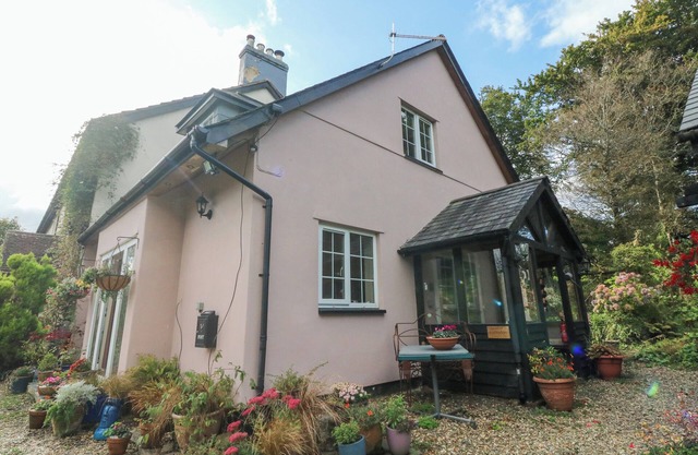 NATTADEN @ FOURWINDS, pet friendly, with open fire in Okehampton