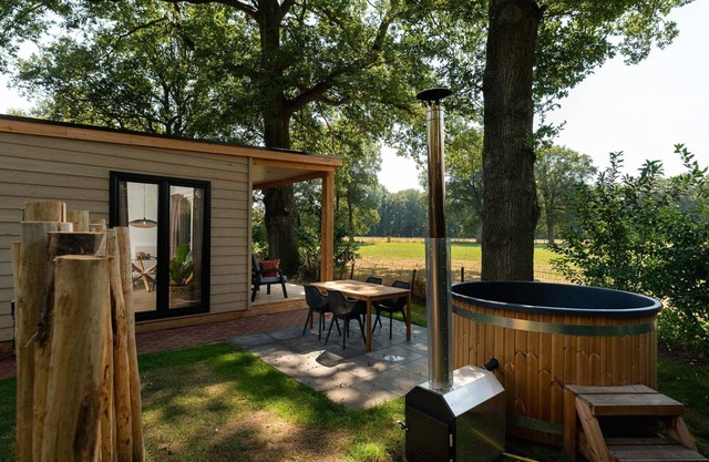 Nature cottage with sauna, hot tub and stunning views!