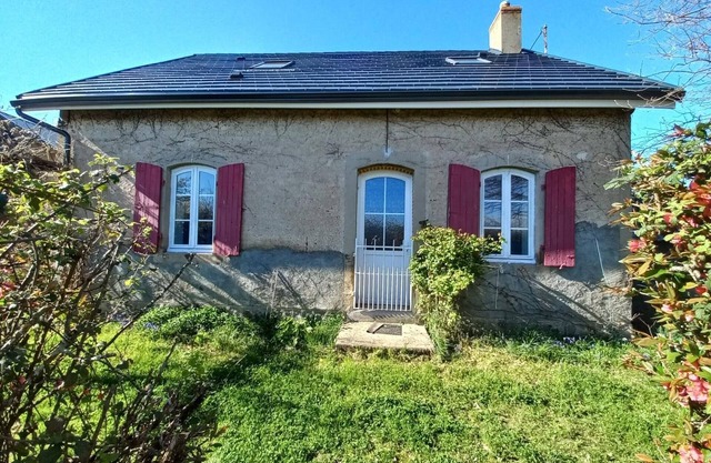 Nature Retreat: Cozy Cottage with Fishing Pond, Hiking Trails, and Modern Amenities
