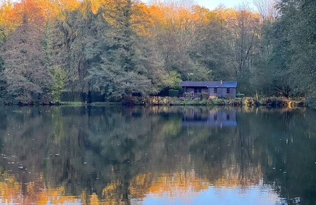 Nature Retreat: Lakeside Chalet with Fishing and Scenic Views