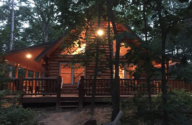 Natures retreat! Lakeside log cabin on 7 acres! Hike, Fish, Swim, Kayak, Spa!