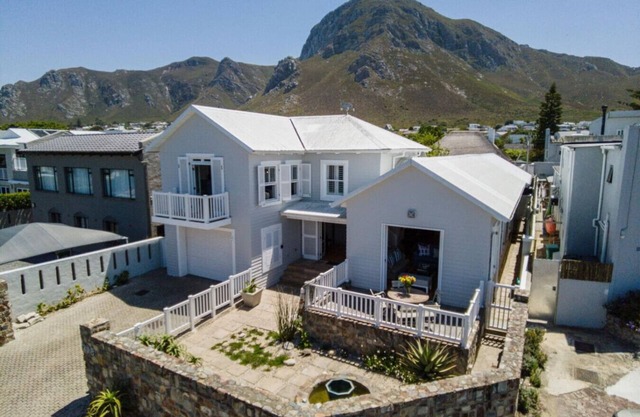 Nautilus on Grotto Beach | Sparkling pool