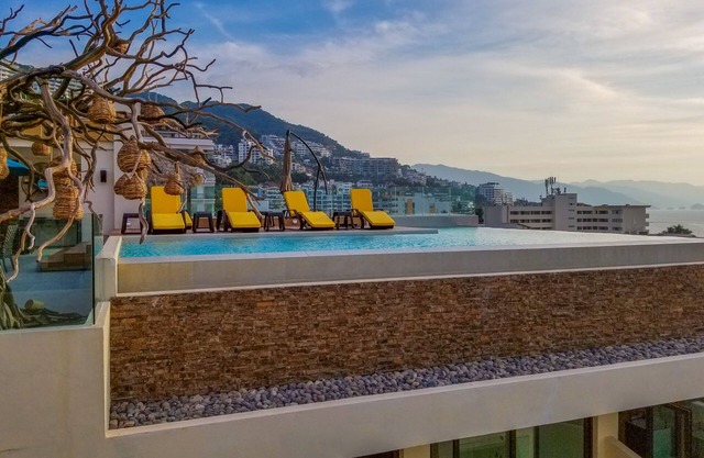 Nayri 501 - Ocean View - Wrap-around Balcony in Zona Romantica