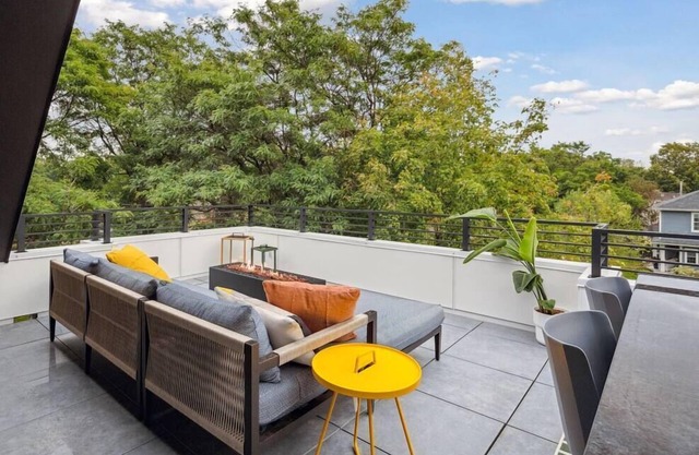 Near 2 Lakes! ROOF DECK! Walk to Restaurants!