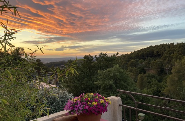 Near Aix: Family-friendly villa with pool & stunning views