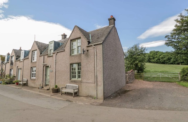 NEAR BANK COTTAGE, pet friendly, character holiday cottage in St Abbs