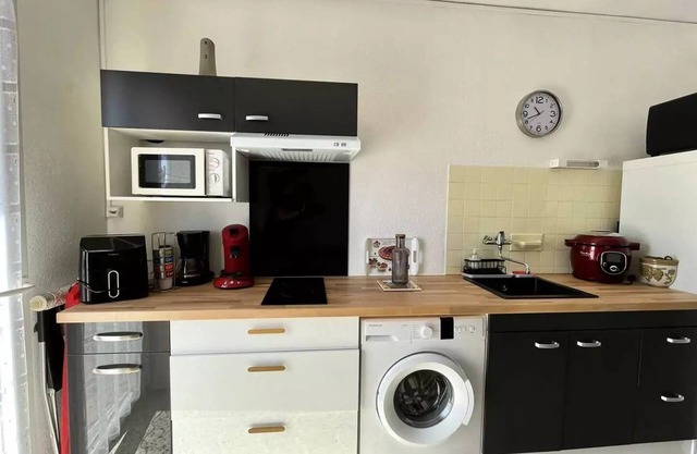 NEAR BEACH AND SHOPS: 1st floor: T2 for 4 persons