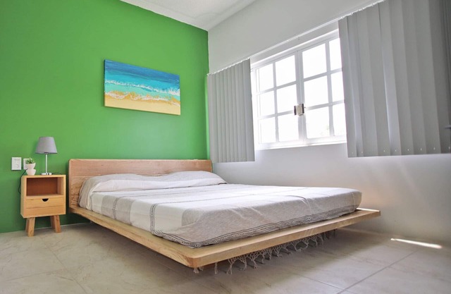 Near beach w/Pool, Optic Fiber, AC & King bed