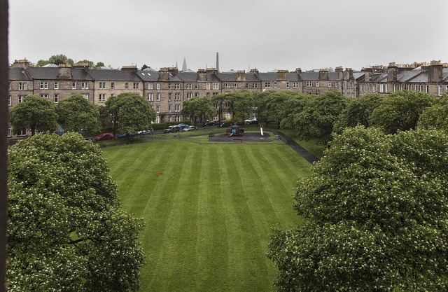 Near city centre 2 bedroom apartment with park view