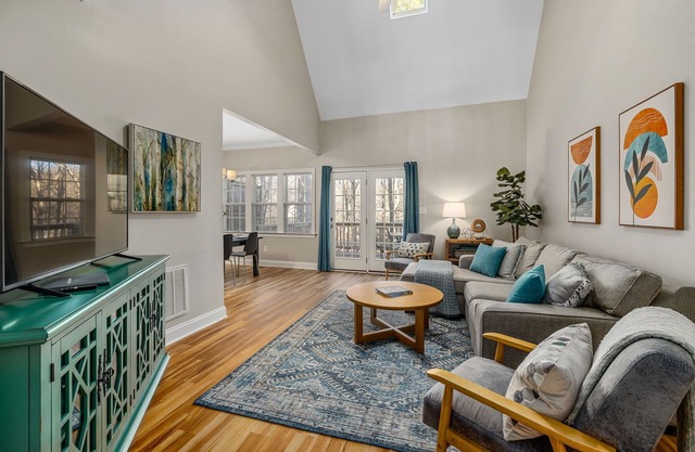 Near downtown Cary & RDU. Easy access to Raleigh, Durham and local venues.