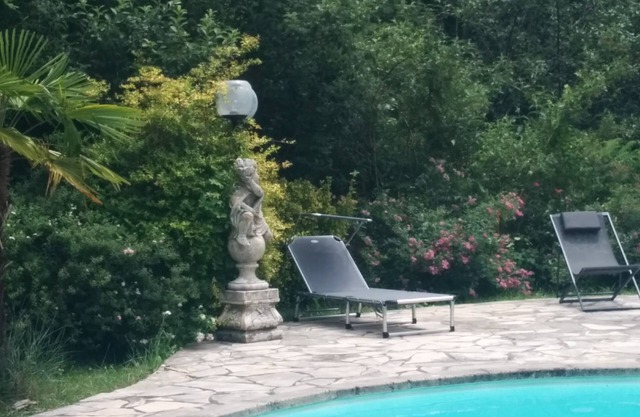 Near Foix, the calm by the pool