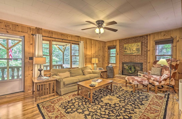 Near Hiking: Roaring Gap Retreat w/Fire Pit!