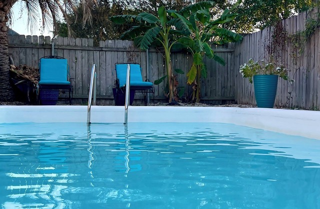 Near Hospital & Shopping Centers- 3/2 with pool