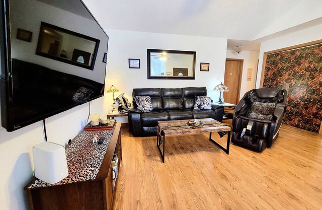 Near I-70, disabled accessible, MESSAGE chair, king bed, garage, Xbox fun