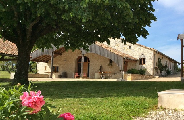 Near Monbazillac charming gîte 3ha park heated swimming pool barn