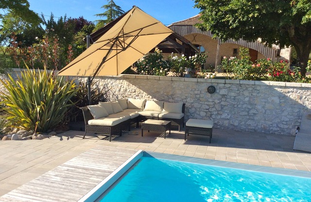Near Monbazillac charming gîte 3ha park heated swimming pool barn