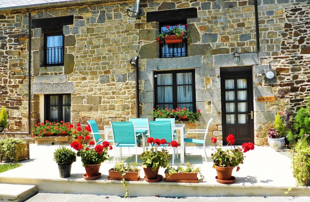 Near Mont St Michel Central To Many Sites of interests. Le Soleil sleeps 7/8